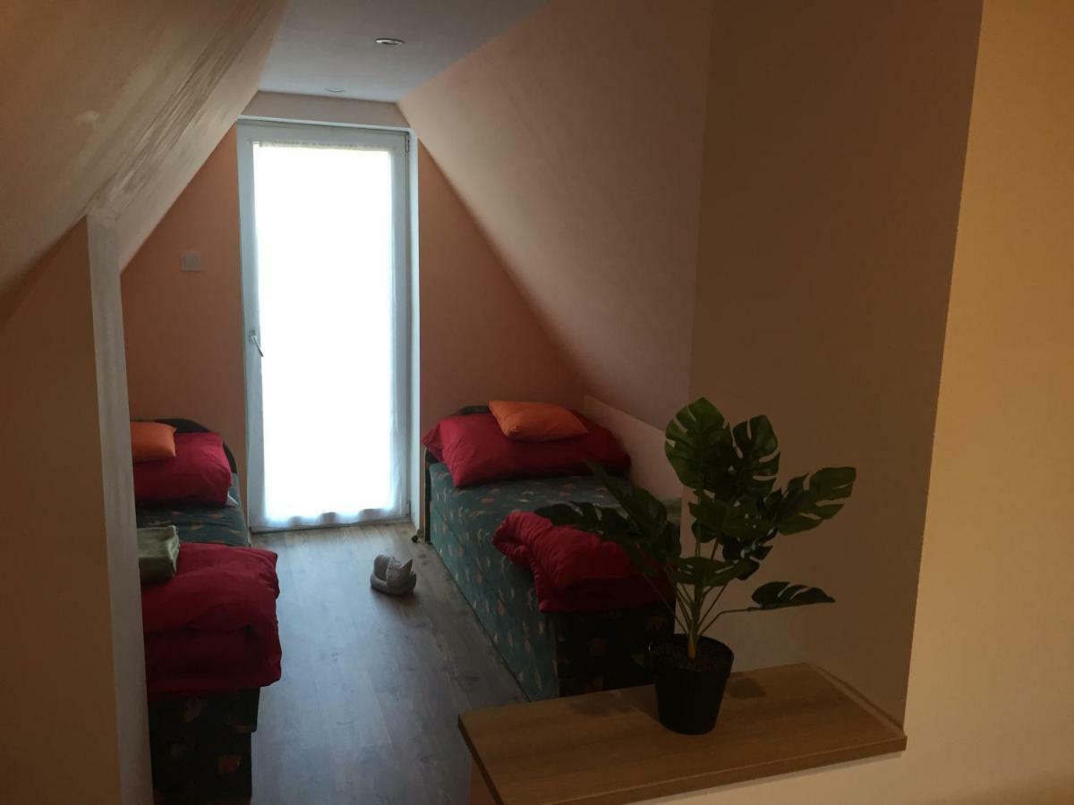 Izabella Vendeghaz Somlo Apartment Doba Екстериор снимка